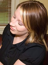 Full blondie gets her trimmed slit stretched open