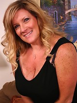 Sexy photos of blonde BBW Deedra stripping off her clothes and acting sexy for the camera